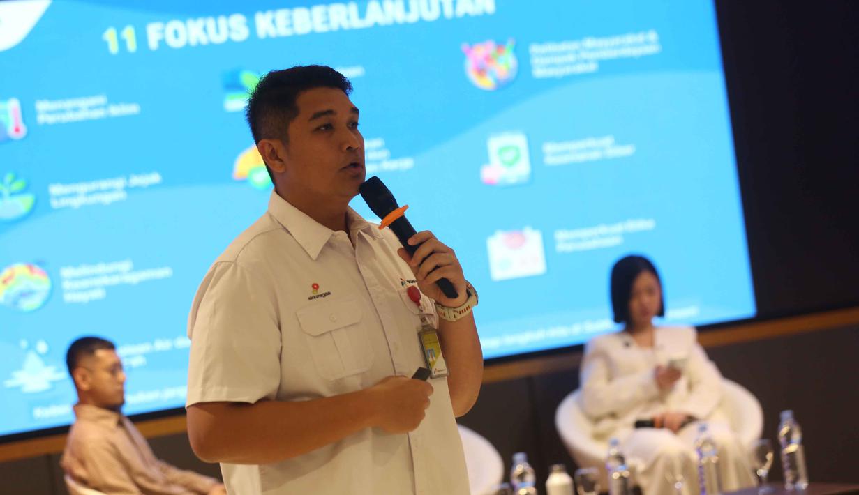 Upstream Champion, Donny Tigor Silitonga, saat mempresentasikan kegiatan Upstream Force Pertamina Hulu Energi di Auditorium Lantai 2 Gedung Interdisciplinary Engineering Fakultas Teknik Universitas Indonesia (IDE FTUI), Depok, Jawa Barat, Selasa (4/11/2025). "Upstream Force We Are The Energy" menjadi medium yang menekankan sinergi antara industri, media, dan kreator digital dalam membentuk masa depan energi. (Liputan6.com/Helmi Fithriansyah)