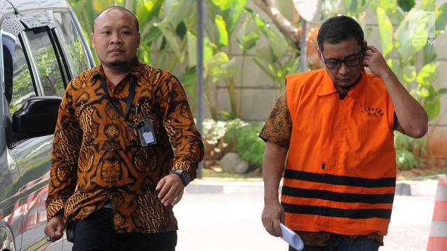 Tertunduk, Bupati Tulungagung Nonaktif Jalani Pemeriksaan KPK