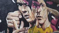 Mural legenda bela diri Bruce Lee di Old Town Central Hong Kong. Kawasan ini menjadi tempat yang asyik buat kongkow anak-anak muda Hong Kong. (Liputan6.com/ Eka Laila Rosidha)