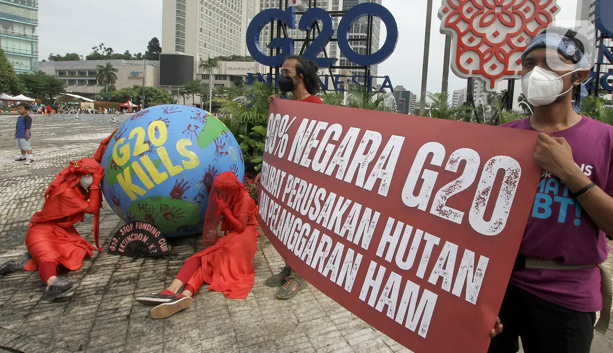 Aktivis lingkungan dari Extinction Rebellion Indonesia melakukan aksi penanganan mitigasi krisis iklim di Bundaran HI, Jakarta, Minggu (13/11/2022). Aktivis menuntut kepedulian negara-negara peserta KTT G20 untuk melakukan transisi energi yang berkelanjutan dan berkeadilan dalam krisis iklim. (merdeka.com/Arie Basuki)