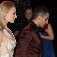Kabar bahagia kembali datang dari pasangan Joe Jonas dan Sophie Turner. Rencana untuk melanjutkan ke jenjang yang lebih serius sudah ada di benak mereka. Bahkan keduanya juga bermimpi memiliki anak. (AFP/Bintang.com)