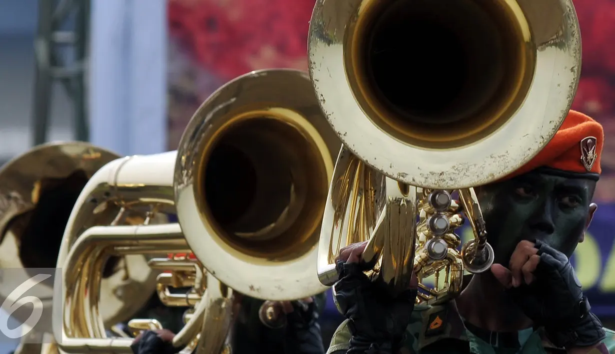 Aksi marching band prajurit TNI AU memeriahkan upacara HUT ke70  TNI AU di Lanud Halim Perdanakusuma, Jakarta, Kamis (9/4). Dalam Hut TNI AU ke 70 prajurit unjuk kebolehan melakukan atraksi udara, seperti Terjun Payung. (Liputan6.com/Johan Tallo)