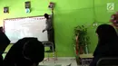Siswa memasang pigura bergambar Wapres Jusuf Kalla di dalam kelas SMP Negeri 6 Palu, Sulawesi Tengah, Senin (8/10). Pascagempa dan tsunami Palu, siswa sekolah belum memulai aktivitas belajar mengajar. (Liputan6.com/Fery Pradolo)