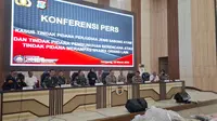 Jumpa pers soal penembakan 3 anggota polisi yang tewas saat menggerebek lokasi judi sabung ayam di Way Kanan, Lampung di Mapolda Lampung. Foto : (Liputan6.com/Ardi).