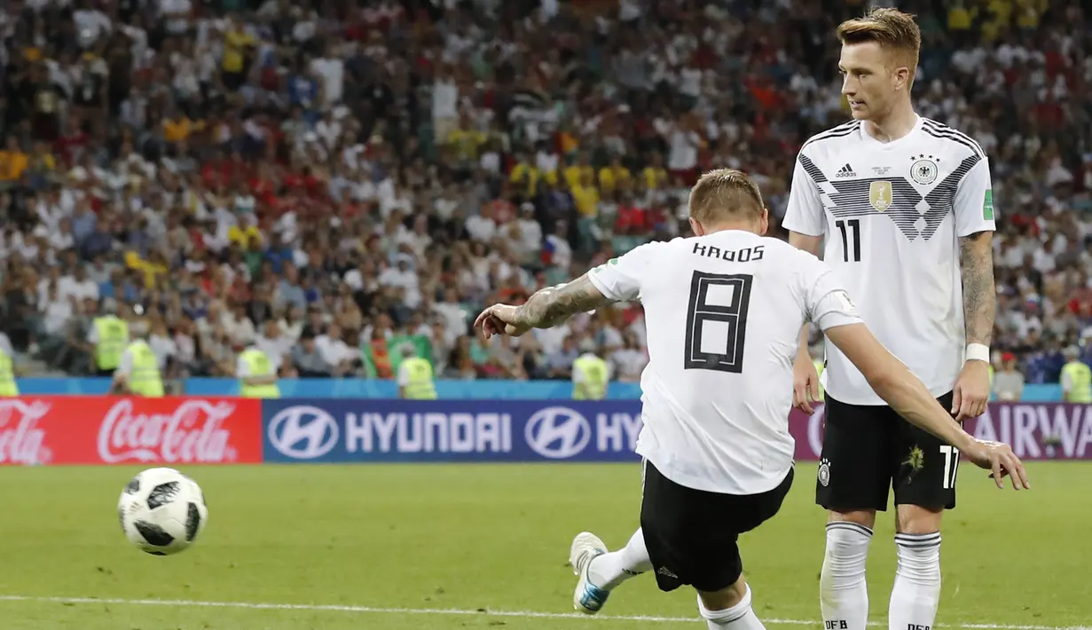 Proses terjadinya gol yang dicetak gelandang Jerman, Toni Kroos, ke gawang Swedia pada laga grup F Piala Dunia di Stadion Fisht, Sochi, Sabtu (23/6/2018). Gol injury time dirinya beri kemenangan untuk Jerman. (AP/Frank Augstein)