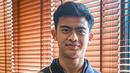 <p>Pratama Arhan berpose di depan fotografer setelah perkenalan pemain baru Suwon FC yang berlangsung di Hotel Sultan, Jakarta, Kamis (15/02/2024) WIB. (Bola.com/Bagaskara Lazuardi)</p>