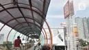 Warga melintasi jembatan penyeberangan dekat gerai Ramayana yang tutup di City Plaza Depok, Rabu (8/4/2020). Ramayana Departement Store menutup operasionalnya di City Plaza Depok, dimana 87 karyawan terkena PHK lantaran pandemi Covid-19 menyebabkan omzet penjualan menurun (merdeka.com/Iqbal Nugroho)
