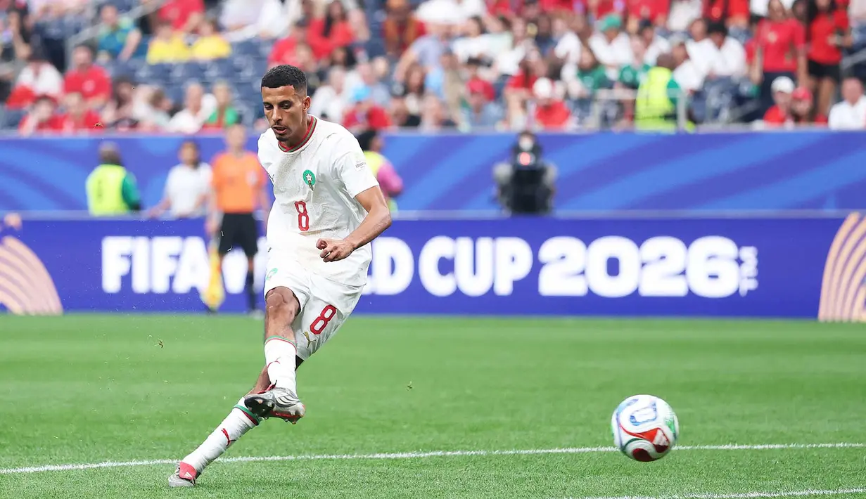 Pemain Maroko Azzedine Ounahi saat mencetak gol pertama timnya selama pertandingan babak 16 besar Piala Dunia FIFA 2026 antara Kanada dan Maroko di Stadion Houston, Texas, Sabtu (04/07/2026). (AFP/ Getty Images/ Kevin C.Cox)