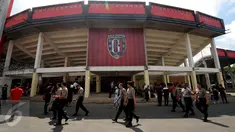 Sejumlah anggota kepolisian berpatroli di luar Stadion Dipta, Gianyar, Bali, Minggu (30/8/2015). Jelang pembukaan turnamen Piala Presiden 2015, Stadion Kapten I Wayan Dipta dijaga ratusan personel keamanan. (Liputan6.com/Helmi Fithriansyah)