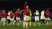 Bek Manchester United asal Portugal Diogo Dalot (tengah) dan rekan setimnya merayakan kemenangan di lapangan setelah pertandingan sepak bola Liga Primer Inggris antara Leicester City dan Manchester United di Stadion King Power di Leicester, Inggris bagian tengah pada 16 Maret 2025. Manchester United memenangkan pertandingan dengan skor 3-0.Adrian Dennis / AFP