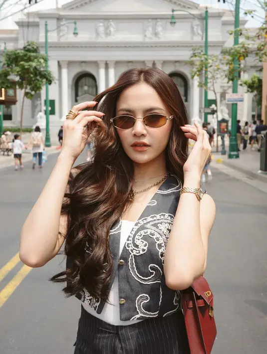 Namun, yang paling mencuri perhatian adalah tas mahal yang disampirkan di pundaknya.  [@mahaliniraharja].