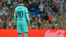 Striker Barcelona, Lionel Messi, tampak kecewa usai ditahan imbang Real Sociedad pada laga La Liga di Stadion Anoeta, San Sebastian, Sabtu (14/12). Kedua klub bermain imbang 2-2. (AFP/Ander Gillenea)