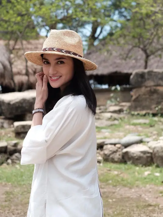 "Baru ngobrolnya baru-baru ini sih, baru kayak sekitar 3-4 bulanan. Ya aku pikir ya kita deket aja, apalagi kan kita bukan anak muda lagi yang kayak lagi rame gitu kan. Jadi ya biasa aja,” jelasnya. (Instagram/ririnekawati)