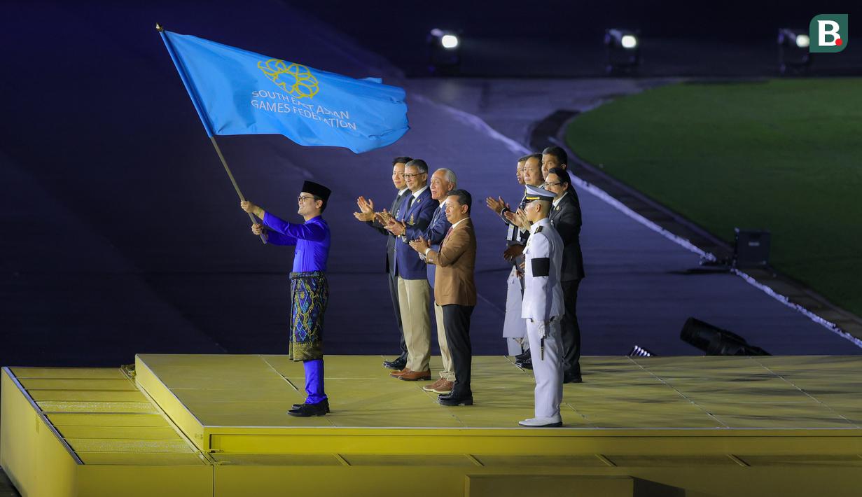 Pemberian bendera sebagai tanda penyerahan yang berlangsung di Rajamangala Stadium, Bangkok, Sabtu (20/12/2025) malam WIB menandai penyerahan dari Thailand kepada Malaysia yang menjadi tuan rumah SEA Games 2027.