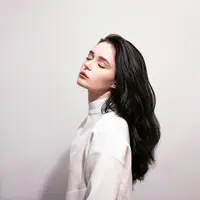 Rambut tetap perlu dirawat dengan baik agar tetap sehat dan kuat. (Foto: Unsplash/Valeria Lendel)