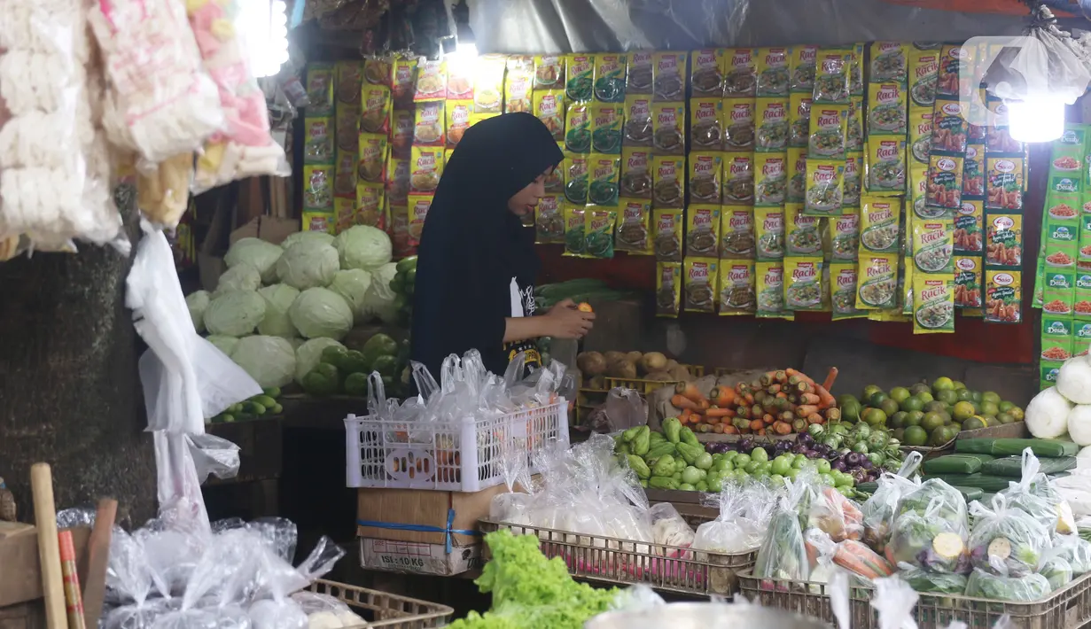 Pedagang menunggu pembeli di pasar kawasan Tangerang, Senin (7/2/2022). Ekonom Centre for Strategic and International Studies (CSIS) meminta pemerintah bisa mengantisipasi ketersediaan bahan pokok seiring peningkatan kasus COVID-19 varian Omicron. (Liputan6.com/Angga Yuniar)