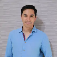 Presenter, pemeran dan produser Darius Sinathrya akan menggarap film anti korupsi. Kali ini, ia mengangkat kisah nyata anak-anak SMA yang membongkar praktek korupsi di sekolahnya. (Adrian Utama/Bintang.com)