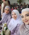 Kehidupan pasangann artis senior Mark Sungkar dan Santi Asokamala kerap menarik perhatian. Pada tahun ini, rumah tangga pasangan ini genap sembilan tahun. Bahkan usia Santi lebih muda dari anak sambungnya, Zaskia dan Shireen Sungkar. [Instagram/santiasokamala]