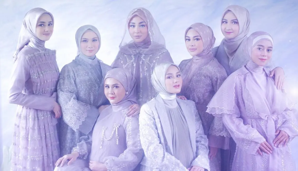 Dalam sesi pemotretan berkonsep dreamy, Geng Mamayu tampil begitu memesona mengenakan dress dan hijab dari Khanaan.  [Foto: IG/dierabachir].