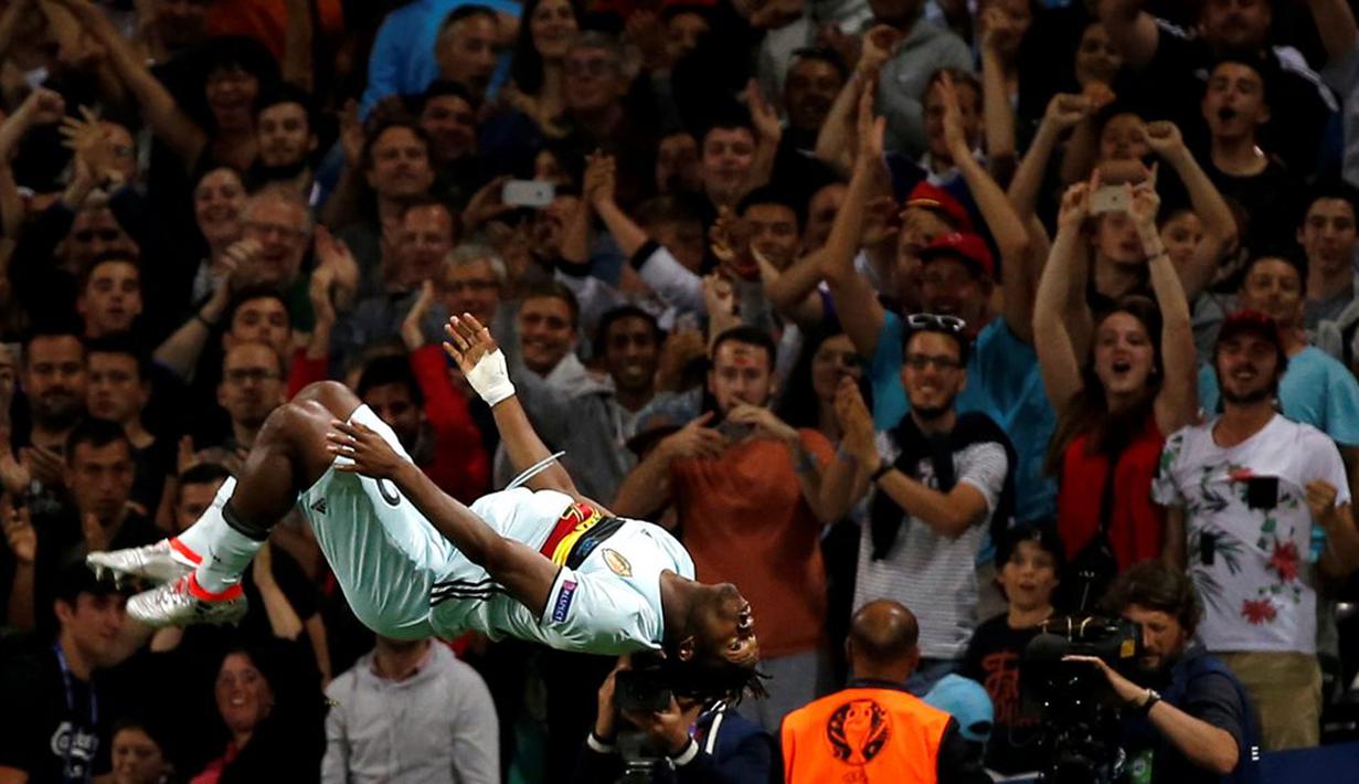 Striker Belgia, Michy Batshuayi, melakukan salto setelah mencetak gol ke gawang Hungaria dalam laga 16 besar Piala Eropa 2016 di Stadium de Toulouse, Toulouse, (26/6/2016). (Reuters/Sergio Perez)