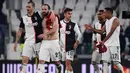 Para pemain Juventus merayakan kemenangan atas AC Milan pada laga Serie A Italia di Stadion Allianz, Turin, Minggu (10/11). Juventus menang 1-0 atas Milan. (AFP/Marco Bertorello)