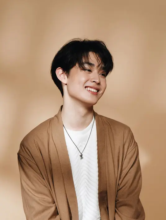 Dengan potret ini, Gabriel Prince bisa dikira member boyband Korea. Memadukan knitwear putih dengan outer cokelat yang senada dengan celananya. (instagram/phrrince)