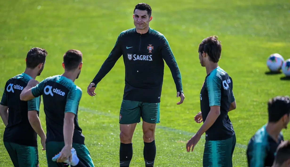 Penyerang Portugal Cristiano Ronaldo (tengah) latihan bersama rekan-rekannya jelang menghadapi Luksemburg pada laga kualifikasi Euro 2020 di Oeiras, Portugal, Rabu (9/10/2019). Portugal akan menghadapi Luksemburg di Estadio Jose Alvalade pada 12 Oktober 2019. (Patricia De Melo Moreira/AFP)