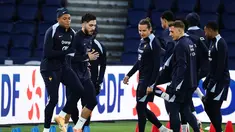 Penyerang Prancis, Kylian Mbappe (kiri) dan Rayan Cherki (kedua dari kiri) mengikuti sesi latihan bersama rekan-rekan setimnya di Stadion Parc des Princes, Paris, pada Rabu 12 November 2025. Timnas Prancis akan menjamu Timnas Ukraina di Parc des Princes, Paris pada laga kelima Grup D Kualifikasi Piala Dunia 2026, Jumat (14/11/025) dini hari WIB. (FRANCK FIFE/AFP)