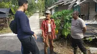 Polisi berbincang dengan kakek terduga pembakar lahan sebelum dibawa ke Polsek. (Liputan6.com/M Syukur)