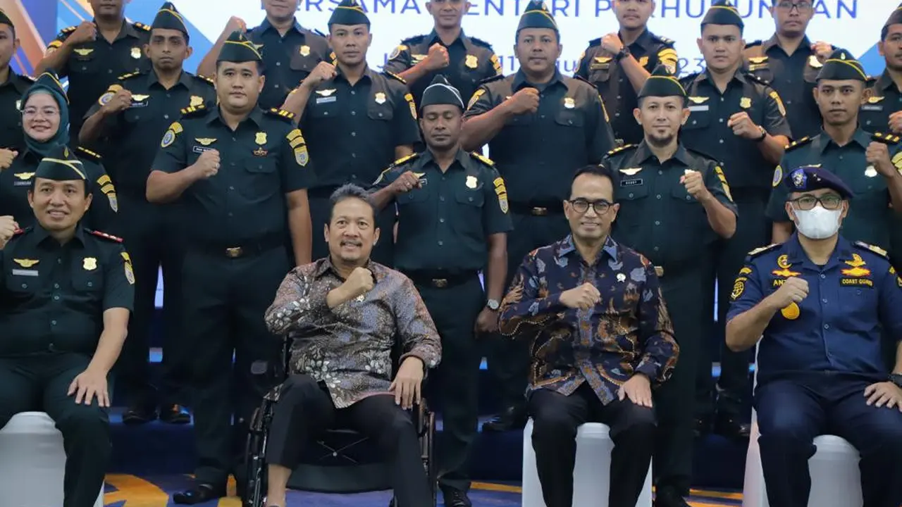 Menteri Kelautan dan Perikanan Sakti Wahyu Trenggono dan Menteri Perhubungan Budi Karya Sumadi