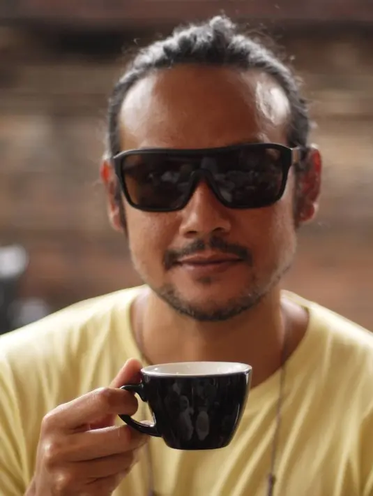 Gayanya dengan kacamata hitam ini membuat suami dari Widi Mulia itu terlihat semakin macho. Banyak penggemar yang juga memujji bintang film Mendadak Dangdut itu. (Liputan6.com/IG/@dwisasono)