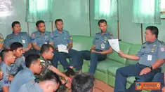 Citizen6, Jakarta Utara: Prajurit KRI Mentawai-595 mendapatkan Ceramah dari Diskum Kolinlamil, Mayor Laut (KH) Kaisar Farhan di Longroom ABK KRI Mentawai-595, dermaga Kolinlamil Tanjung Priok, Jakarta Utara, Kamis, (8/11). (Pengirim: Kadispen Kolinlamil).