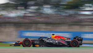 Pembalap Red Bull Racing asal Belanda, Max Verstappen, sedang mengemudi selama sesi kualifikasi Grand Prix Formula Satu Sao Paulo di sirkuit Jose Carlos Pace, alias Interlagos, di Sao Paulo, Brasil, pada 8 November 2025. (Miguel SCHINCARIOL/AFP)
