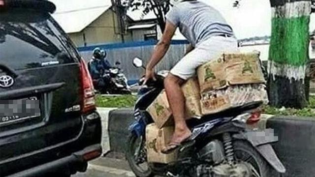 6 Aksi Bapak-Bapak Pamer Keseimbangan Tingkat Tinggi di Jalan Ini Kocak