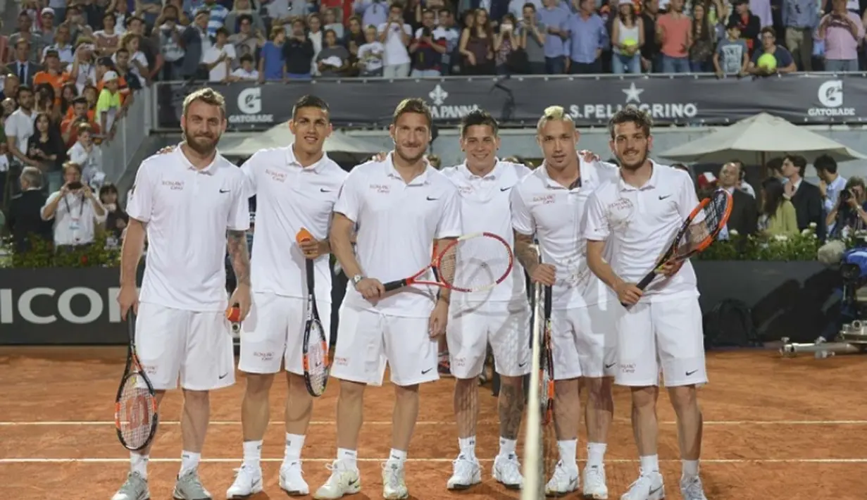 Daniele De Rossi, Leandro Paredes, Francesco Totti, Juan Manuel Iturbe, Radja Nainggolan, dan Alessandro Florenzi bermain tenis dalam acara amal "Tennis With Stars". (www.asroma.it) 