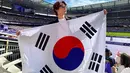 Minho SHINee membagikan potret keseruannya menonton Olimpiade Paris 2024. Ia secara langsung mendukung penuh Timnas Korea Selatan yang sedang berjuang di olimpiade. Bahkan, rapper boyband SHINee ini dengan bangga membentangkan bendera Korea Selatan di bangku penonton. (Liputan6.com/IG/@choiminho_1209)