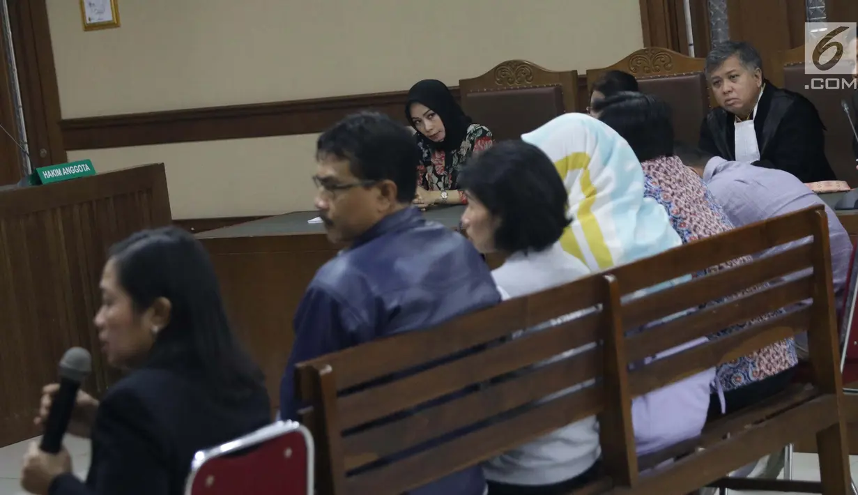 Terdakwa dugaan suap kerja sama pengangkutan pupuk, Asty Winasti (ketiga kiri) menyimak keterangan bawahan Bowo Sidik Pangarso di PT Inesia, Indung saat bersaksi pada sidang lanjutan di Pengadilan Tipikor, Jakarta, Rabu (10/7/2019). (Liputan6.com/Helmi Fithriansyah)