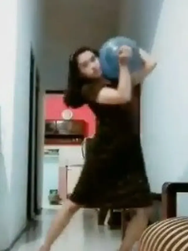 wanita angkat galon dengan cara tak biasa
