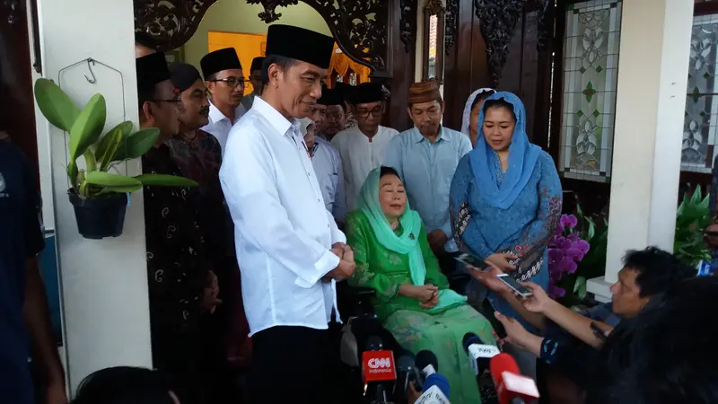 Bakal calon presiden Jokowi doa restu kepada istri mendiang Presiden ke-4 Abdurrahman Wahid atau Gus Dur, Sinta Nuriyah. (Liputan6.com/Hanz Jimenez Salim)