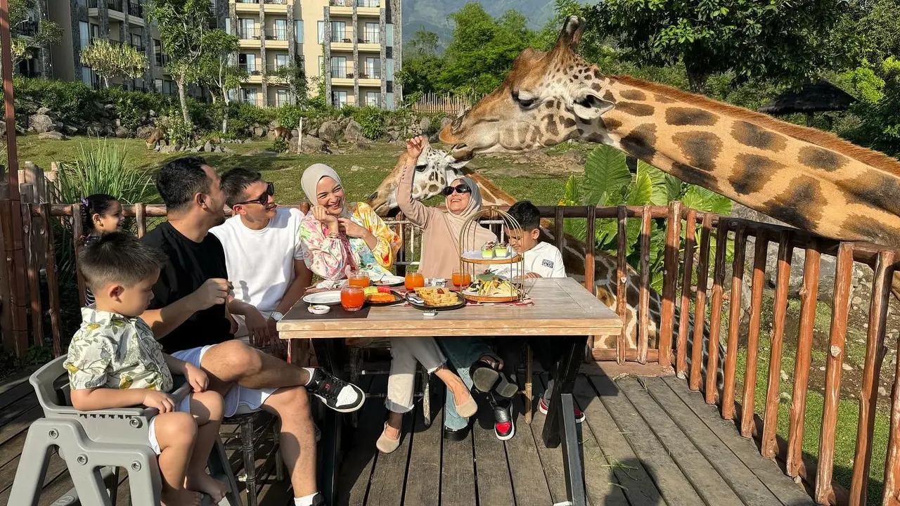 7 Potret Citra Kirana dan Keluarga di Taman Safari, Sarapan Bareng Jerapah