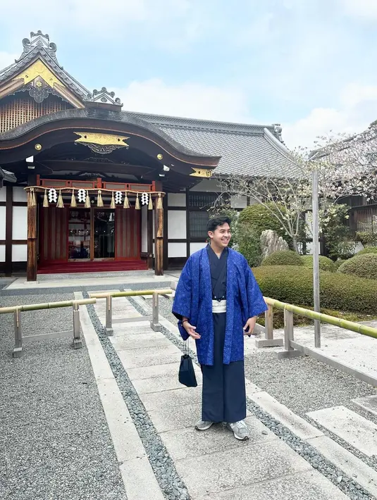 Sementara itu, Jerome Polin kenakan kimono yang serba biru. Dipadukan dengan belt putih yang kontras. [@jeromepolin]