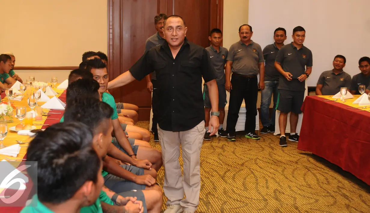 Ketua PSSI, Edy Rahmayadi (tengah) bersama pemain timnas Indonesia saat pertemuan di Hotel Aryaduta, Tangerang, Selasa (15/11). Jelang berlaga di Piala AFF 2016, Timnas Indonesia melakukan TC di SPH Karawaci. (Liputan6.com/Helmi Fithriansyah)
