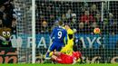 Kiper Liverpool, Simon Mignolet gagal menghalau bola tendangan penyerang Leicester City, Jamie Vardy pada lanjutan liga Inggris di King Power Stadium, Leicester, (3/2/2016). Leicester menang atas Liverpool dengan skor 2-0. (Reuters/Jason Cairnduff)