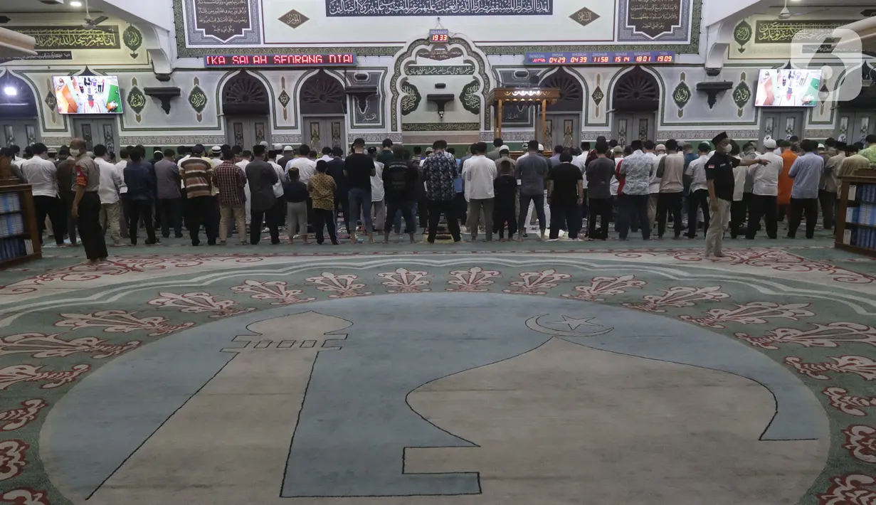Umat muslim Sholat Tarawih di Masjid Agung Al-Azhar, Jakarta, Jumat (1/4/2022). Masjid Al-Azhar memulai Sholat Tarawih, Jumat malam (1/4), sesuai perhitungan wujudul hilal Majelis Tarjih dan Tajdid PP Muhammadiyah yang menetapkan awal Ramadhan 2 April 2022. (Liputan6.com/Helmi Fithriansyah)