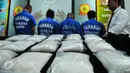 Barang bukti berupa 15kg sabu yang berhasil diamankan Dirtipid Narkotika Polri, Jakarta, Rabu (13/4). Polisi berhasil mengungkap sindikat internasional narkotika jenis sabu yang dikendalikan oleh napi lapas di Jawa Tengah. (Liputan6.com/Yoppy Renato)