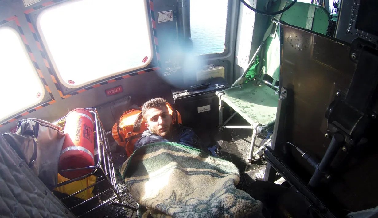 Kondisi lemah Pellen Husein saat diselamatkan oleh petugas di Laut Aegean, Turki, (8/2). Husein satu-satunya imigran yang selamat saat perahunya mengalami kecelakaan. (REUTERS / Turkish Coast Guard Command)