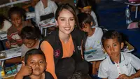 Cinta Laura Ceritakan Kondisi Anak-Anak di NTT, Masih Belajar di Bawah Terpal