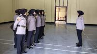 Para polisi cantik dari Polres Serang Kota sedang briefing persiapan kegiatan Polwan Siaga Jumat. (Liputan6.com/ Yandhi Deslatama)