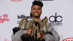 Penyanyi The Weeknd saat membawa sejumlah piala penghargaannya di  ajang Billboard Music Awards 2016, T-Mobile Arena, Las Vegas, (22/5). The Weeknd berhasil membawa pulang tujuh piala pada acara tersebut. ( REUTERS/Steve Marcus)