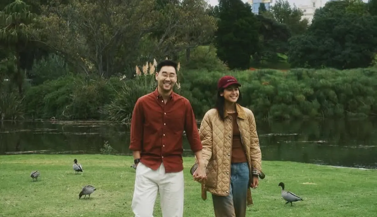 Maudy Ayunda dan keluarganya termasuk suaminya memilih liburan ke Australia. Maudy tampan mengenakan jaket coklat dipadukan inner tank top dan bawahan celana denimnya. [@maudyayunda]